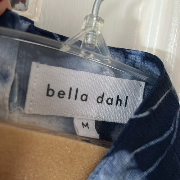 Bella Dahl sleeveless top. Blue and white “tie-die” design with buttoned back - Picture 5 of 6